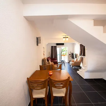Fantastic Close To Beach With Balcony And Backyard In Bodrum Villa