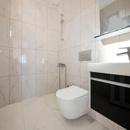 Fantastic Close To Beach With Balcony And Backyard In Bodrum Villa