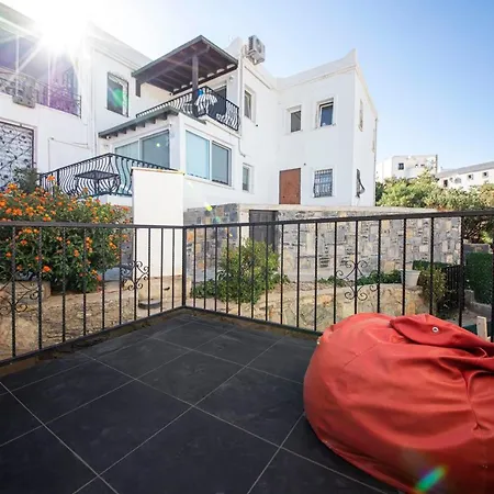 Fantastic Close To Beach With Balcony And Backyard In Bodrum Villa