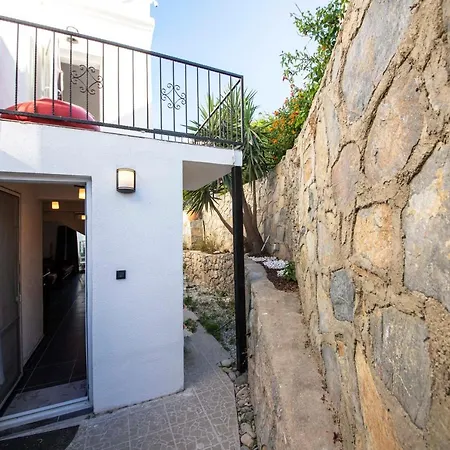 Fantastic Close To Beach With Balcony And Backyard In Bodrum ヴィラ グムベット